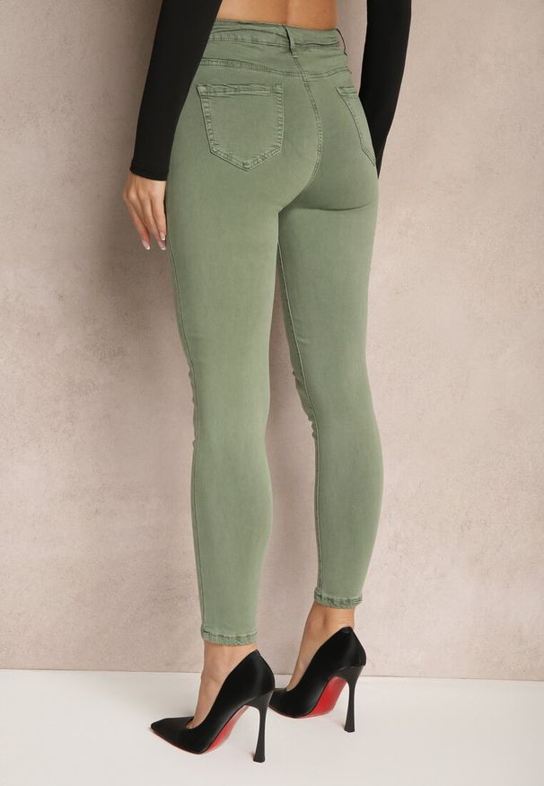 Renee - Ciemnozielone Spodnie Skinny z Wysokim Stanem i Ozdobną Chustką Hyadia. Okazja: na co dzień. Stan: podwyższony. Kolor: zielony. Styl: casual