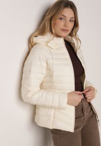 Born2be - Jasnobeżowa Klasyczna Kurtka Przejściowa z Pikowaniem i Odpinanym Kapturem Pretiella. Okazja: na spacer, na co dzień. Kolor: beżowy. Materiał: jeans, nylon. Styl: klasyczny #1