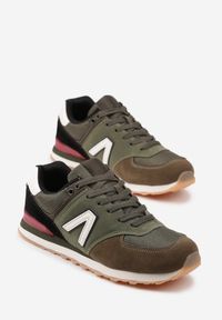 Renee - Zielone Sneakersy Ozdobione Geometrycznym Motywem Rilenessa. Okazja: na co dzień. Kolor: zielony. Materiał: jeans. Wzór: aplikacja, geometria