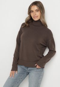 Born2be - Brązowy Golf z Domieszką Kaszmiru Ozdobiony Przeszyciami Avonella. Okazja: na co dzień. Typ kołnierza: golf. Kolor: brązowy. Materiał: kaszmir. Wzór: aplikacja. Styl: casual, klasyczny #4