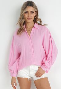 Born2be - Różowa Bawełniana Koszula Oversize z Szerokimi Rękawami Melillia. Okazja: na co dzień. Kolor: różowy. Materiał: bawełna. Styl: casual #1