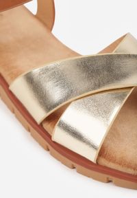 Born2be - Złote Sandały VICES na Płaskiej Podeszwie z Paskiem w Kształcie X Doriven. Okazja: na co dzień, na randkę, na spacer. Zapięcie: pasek. Kolor: złoty. Materiał: len. Sezon: lato. Obcas: na płaskiej podeszwie. Styl: casual, elegancki #7