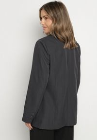 Born2be - Szara Pudełkowa Marynarka Jednorzędowa z Usztywnioną Linią Ramion Foella. Okazja: na co dzień. Kolor: szary. Materiał: jeans. Styl: klasyczny, casual, elegancki #4