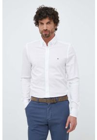 TOMMY HILFIGER - Tommy Hilfiger koszula bawełniana męska kolor biały slim z kołnierzykiem button-down. Typ kołnierza: button down. Kolor: biały. Materiał: bawełna. Wzór: aplikacja #3
