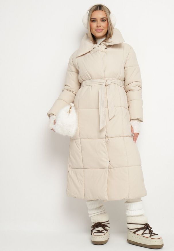 Born2be - Jasnobeżowa Pikowana Kurtka Płaszcz za Kolano z Wiązanym Paskiem Opiedsse. Kolor: beżowy