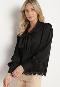 Born2be - Czarna Bluzka z Ażurowym Zdobieniem i Wiązaniem na Dekolcie Halawena. Okazja: na co dzień. Kolor: czarny. Materiał: jeans. Długość rękawa: długi rękaw. Długość: długie. Wzór: ażurowy, aplikacja. Styl: casual, elegancki #3