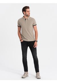 Ombre Clothing - Bawełniana koszulka męska polo z kontrastowymi wykończeniami – ciemnobeżowa V5 OM-POSS-0113 - XXL. Typ kołnierza: polo. Kolor: beżowy. Materiał: bawełna. Wzór: haft #6