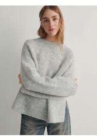 Reserved - Sweter z domieszką alpaki - jasnoszary. Kolor: szary. Materiał: wełna, dzianina