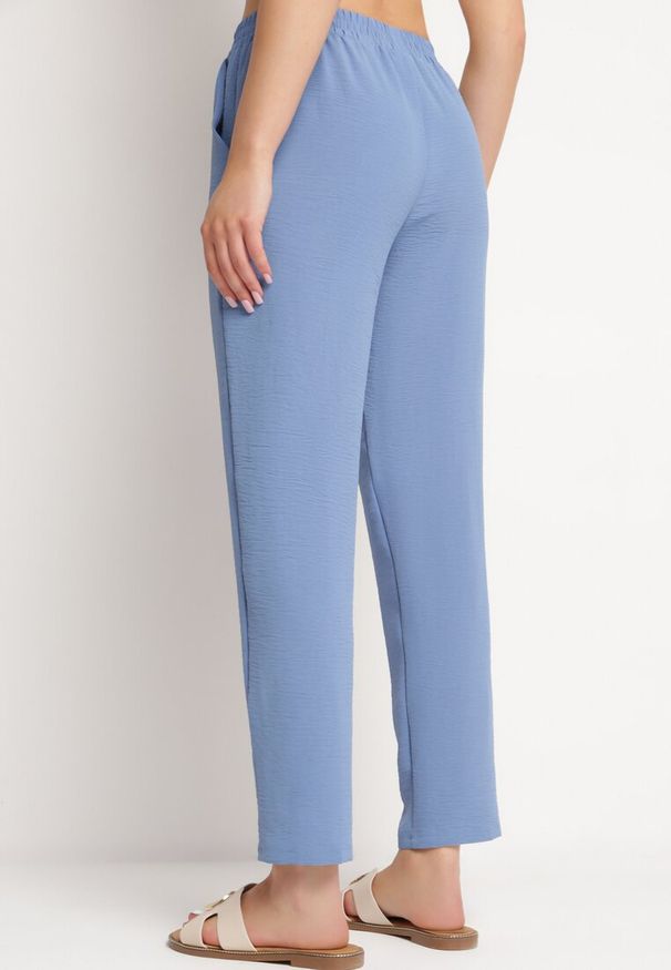 Born2be - Niebieskie Spodnie Wiązane Troczkiem w Pasie ze Zwężającymi się Nogawkami Starila. Okazja: na co dzień. Kolor: niebieski. Materiał: len. Styl: casual, elegancki, wakacyjny