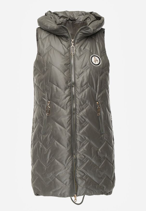 Born2be - Zielona Przejściowa Kamizelka Pikowana o Długim Kroju z Kapturem i Naszywką Harmaste. Okazja: na co dzień. Typ kołnierza: kaptur. Kolor: zielony. Materiał: jeans. Długość: długie. Wzór: aplikacja. Styl: casual