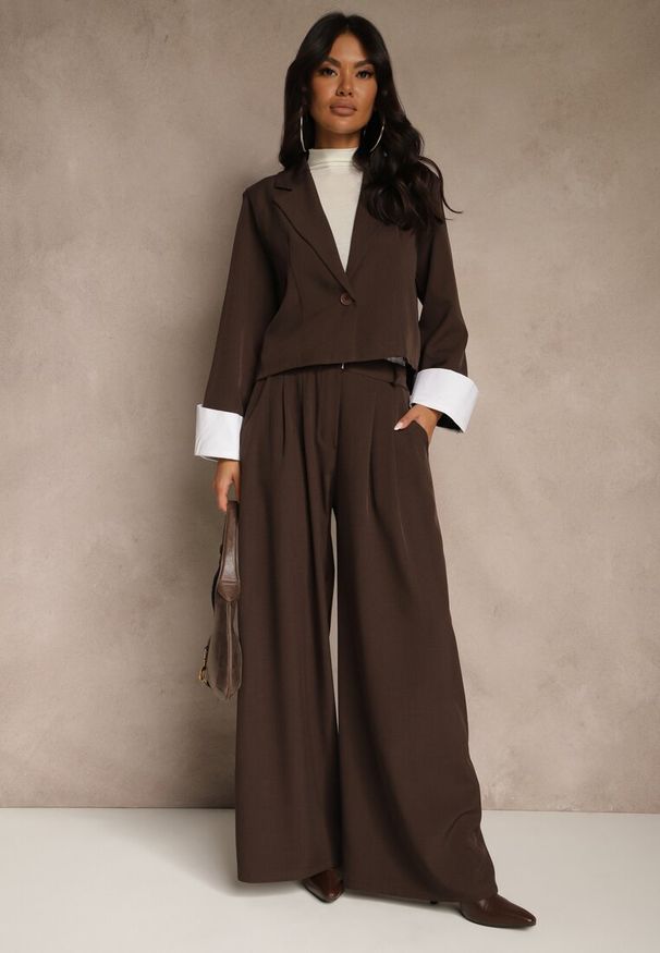 Renee - Ciemnobrązowy Garniturowy Komplet Marynarka i Spodnie z Kontrastującymi Zdobieniami Davirielle. Kolor: brązowy. Wzór: aplikacja