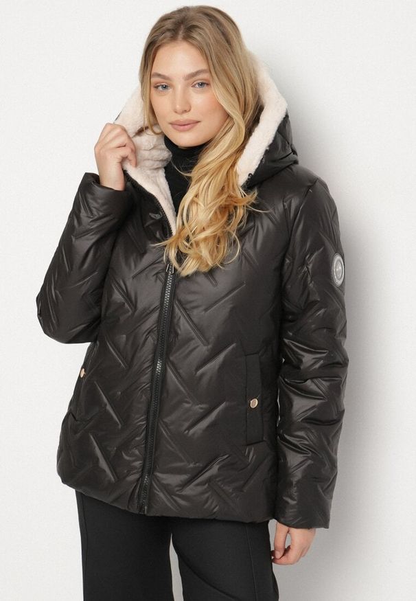Born2be - Czarno-Beżowa Pikowana Kurtka o Prostym Kroju z Kapturem Avilerie. Okazja: na co dzień. Typ kołnierza: kaptur. Kolekcja: plus size. Kolor: czarny. Materiał: jeans. Styl: casual, elegancki