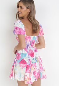 Born2be - Fuksjowa Sukienka Mini z Gumkami w Pasie w Kwiaty Maggietta. Kolor: różowy. Długość rękawa: krótki rękaw. Wzór: kwiaty. Sezon: wiosna, lato. Długość: mini #3