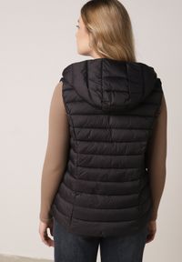 Born2be - Czarna Pikowana Kamizelka Przejściowa z Kapturem Neanissa. Okazja: na co dzień. Typ kołnierza: kaptur. Kolor: czarny. Materiał: jeans. Styl: casual #4