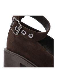 Brązowe Półbuty Karino Welurowe Obuwie Damskie. Okazja: na co dzień. Zapięcie: klamry. Kolor: brązowy. Materiał: welur. Obcas: na obcasie. Styl: casual, retro, vintage, elegancki. Wysokość obcasa: wysoki #4