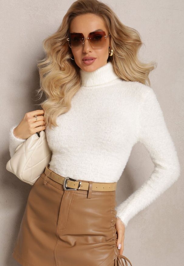 Renee - Biały Golf z Dzianiny z Długim Włosem i Dodatkiem Wełny Gerdonna. Typ kołnierza: golf. Kolor: biały. Materiał: dzianina, wełna. Długość: długie. Wzór: jednolity. Sezon: zima, jesień