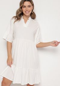 Born2be - Biała Sukienka Rozkloszowana z Wiskozą Ozdobiona Falbanami Eviriane. Okazja: na co dzień. Typ kołnierza: dekolt w serek. Kolor: biały. Materiał: wiskoza. Wzór: aplikacja. Typ sukienki: proste. Styl: casual #1