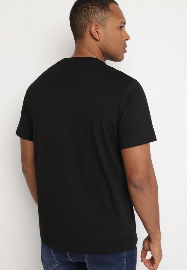 Born2be - Czarna Bawełniana Koszulka z Nadrukiem Sunorina. Okazja: na co dzień. Typ kołnierza: dekolt w serek. Kolor: czarny. Materiał: bawełna. Wzór: nadruk. Styl: casual, klasyczny