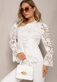 Renee - Biała Koronkowa Bluzka z Długim Rękawem Selavis. Kolor: biały. Materiał: koronka. Długość rękawa: długi rękaw. Długość: długie