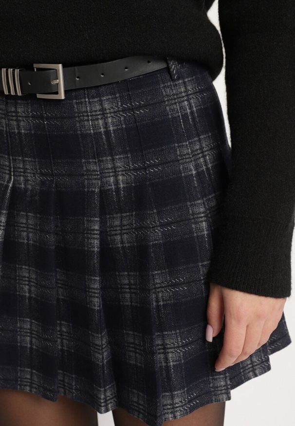 Born2be - Granatowe Plisowane Spódnico-Spodenki z Wiskozą i Wysokim Stanem Ozdobione Kratą i Paskiem Iladriel. Okazja: do pracy, na spotkanie biznesowe. Stan: podwyższony. Kolor: niebieski. Materiał: wiskoza. Wzór: aplikacja. Styl: klasyczny, biznesowy, elegancki