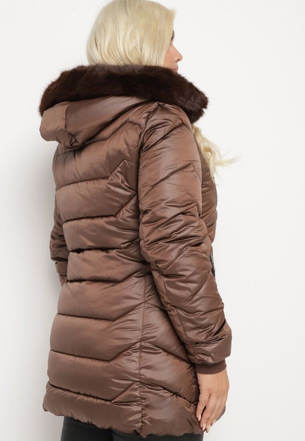 Born2be - Brązowa Kurtka z Pikowanymi Przeszyciami i Odpinanym Futerkiem przy Kapturze Vensie. Okazja: na co dzień. Kolekcja: plus size. Kolor: brązowy. Materiał: futro. Styl: klasyczny, elegancki, casual