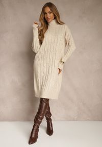 Renee - Jasnobeżowa Sukienka Sweterkowa z Golfem Wełną Bawełną i Ozdobnym Splotem Reilenea. Okazja: na imprezę. Typ kołnierza: golf. Kolor: beżowy. Materiał: wełna, bawełna. Wzór: ze splotem. Styl: elegancki #2