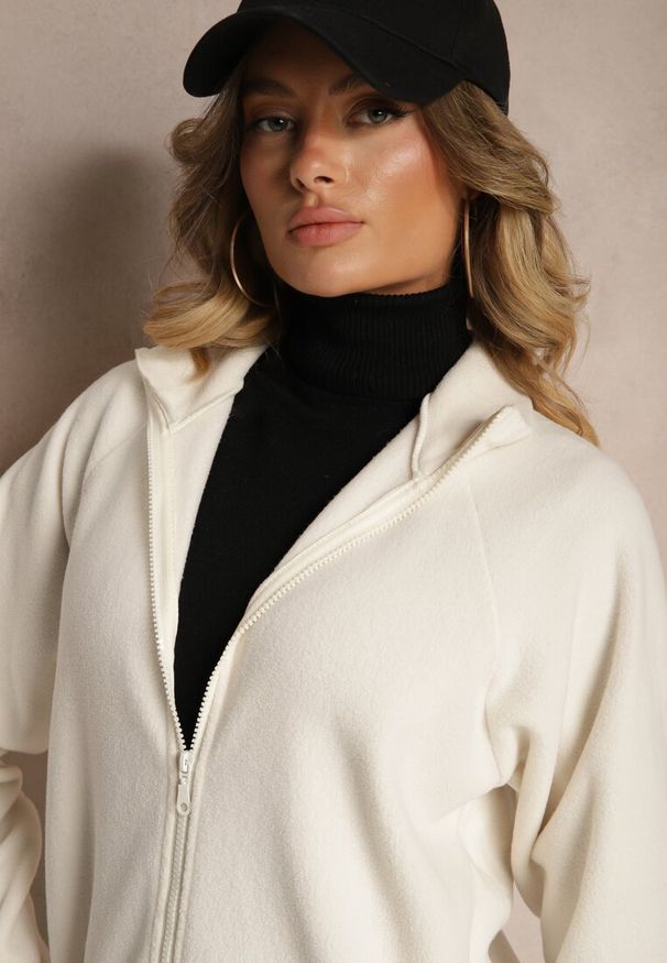 Renee - Jasnobeżowa Bluza z Zapięciem na Suwak Kieszeniami i Stójką Esandria. Okazja: na co dzień. Typ kołnierza: kołnierzyk stójkowy. Kolor: beżowy. Materiał: jeans. Styl: casual, klasyczny