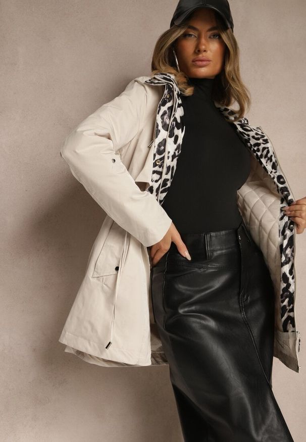 Renee - Jasnobeżowa Kurtka Parka Ozdobiona Sznurkami przy Odpinanym Kapturze Loriballe. Okazja: na co dzień. Kolor: beżowy. Materiał: jeans. Wzór: aplikacja. Sezon: jesień. Styl: casual