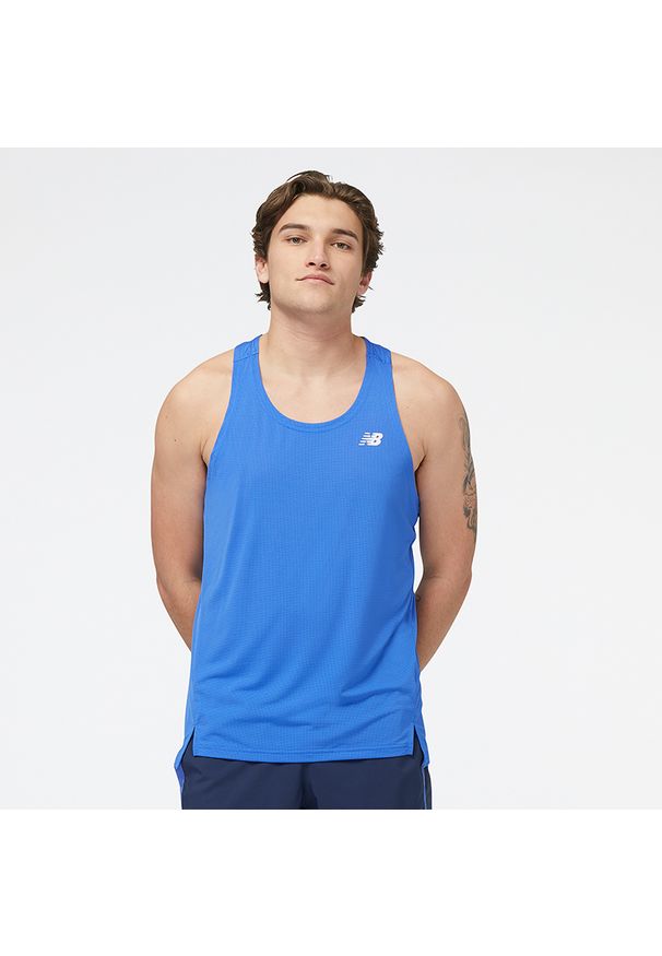 Koszulka męska New Balance MT23220MIB – niebieska. Kolor: niebieski. Materiał: materiał, poliester. Długość rękawa: na ramiączkach. Wzór: napisy. Sport: fitness