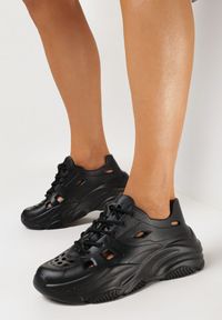 Born2be - Czarne Gumowe Sneakersy ze Sznurowaniem i Ozdobnymi Wycięciami Kijafa. Kolor: czarny. Materiał: guma #1