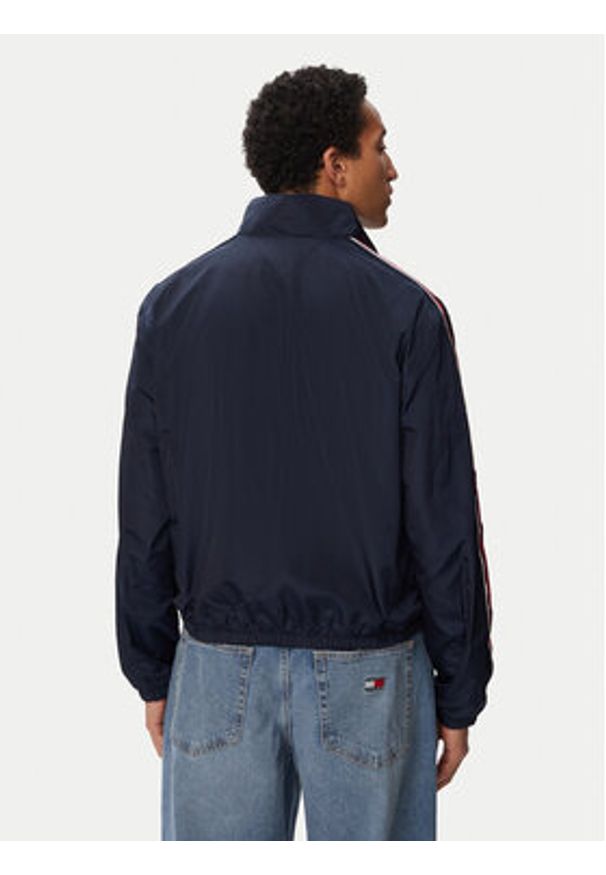 Tommy Jeans Kurtka przejściowa Essential DM0DM23218 Granatowy Regular Fit. Kolor: niebieski. Materiał: syntetyk