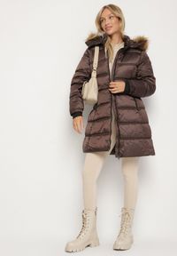 Born2be - Ciemnobrązowa Długa Kurtka Pikowana z Kapturem z Futrem z Możliwością Odpięcia Feneia. Okazja: na co dzień. Typ kołnierza: kaptur. Kolor: brązowy. Materiał: futro. Długość: długie. Styl: casual #2