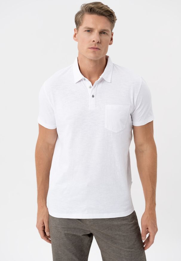 Volcano - Koszulka polo O-CHILI. Typ kołnierza: polo. Kolekcja: plus size. Kolor: biały. Materiał: dzianina, tkanina, materiał, prążkowany, bawełna, skóra. Długość rękawa: krótki rękaw. Długość: krótkie. Wzór: melanż. Styl: klasyczny