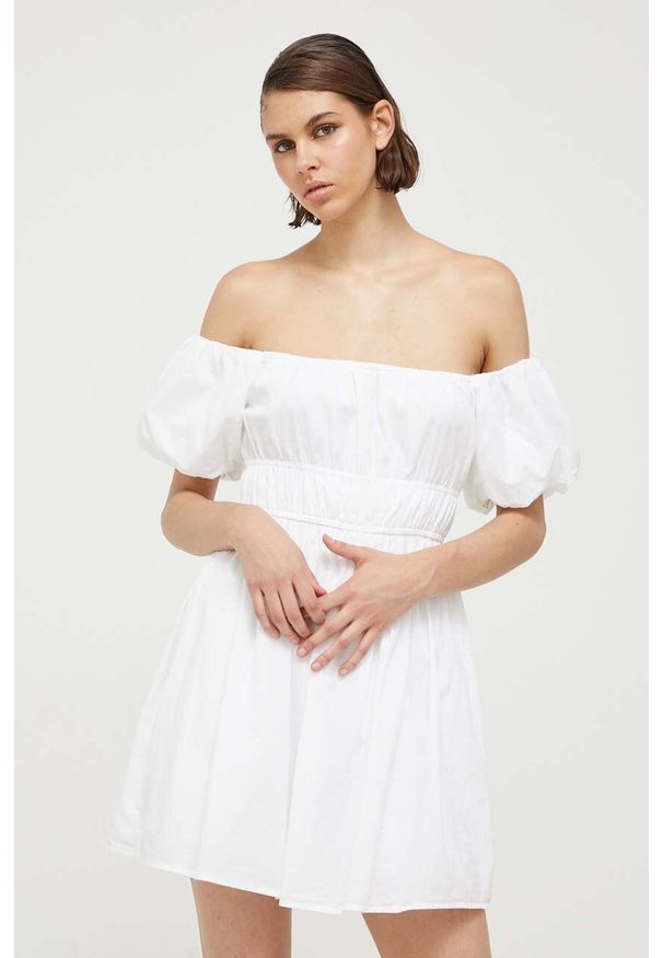 Hollister Co. sukienka bawełniana kolor biały mini rozkloszowana. Kolor: biały. Materiał: bawełna. Typ sukienki: rozkloszowane. Długość: mini