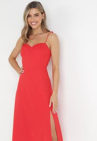 Born2be - Czerwona Rozkloszowana Sukienka na Ramiączkach z Rozcięciem Sveame. Kolor: czerwony. Długość rękawa: na ramiączkach. Wzór: aplikacja. Styl: klasyczny #5