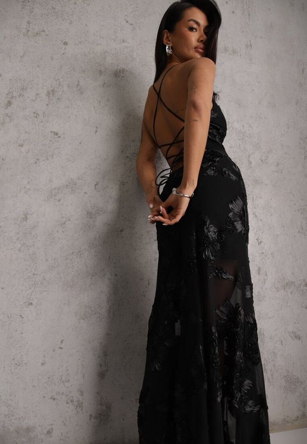 Renee - Czarna Wieczorowa Sukienka z Siateczki z Gorsetowym Wiązaniem na Plecach Cezenna. Okazja: na co dzień. Typ kołnierza: dekolt gorset. Kolor: czarny. Wzór: aplikacja, kwiaty. Typ sukienki: gorsetowe. Styl: wizytowy