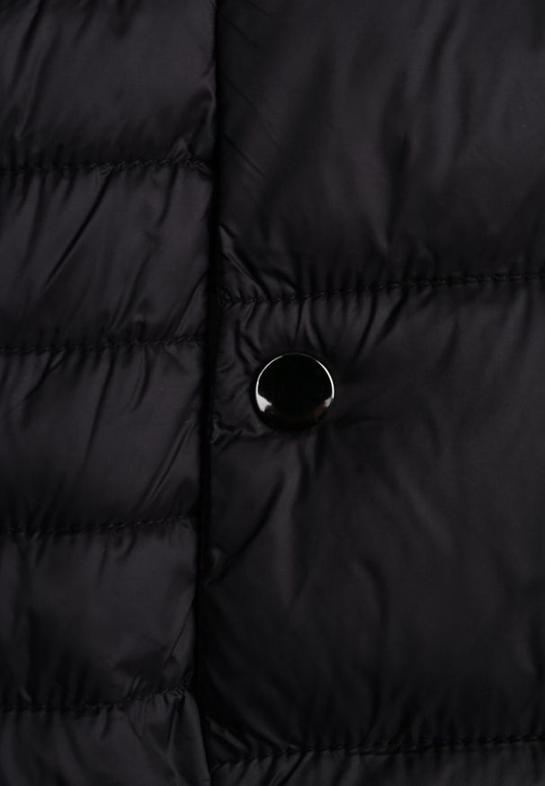 Born2be - Czarna Kurtka Pikowana na Sezon Pzejściowy z Kapturem Zinnitha. Okazja: na co dzień. Typ kołnierza: kaptur. Kolor: czarny. Materiał: nylon, dresówka. Styl: casual