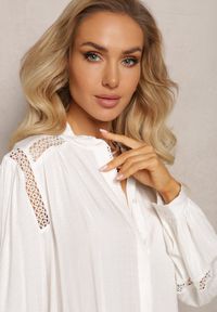 Renee - Biała Koszula z Wiskozy ze Stójką i Koronkowymi Wstawkami przy Ramionach Meami. Typ kołnierza: kołnierzyk stójkowy. Kolor: biały. Materiał: koronka, wiskoza. Wzór: ażurowy. Styl: boho