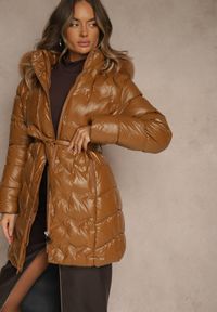 Renee - Brązowa Kurtka Pikowana z Odpinanym Futerkiem i Kapturem Ozdobiona Paskiem Olinesa. Kolor: brązowy. Materiał: futro. Wzór: aplikacja. Styl: klasyczny, elegancki #5