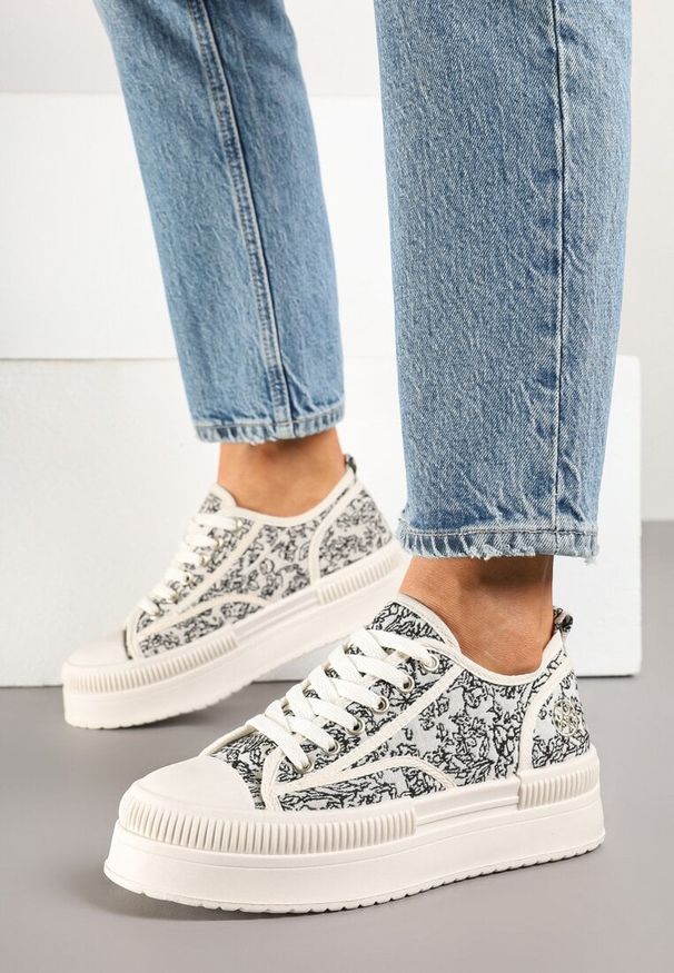 Renee - Beżowo-Czarne Trampki na Platformie z Abstrakcyjnym Wzorem Wulinea. Kolor: beżowy. Materiał: jeans. Sezon: lato, wiosna. Obcas: na platformie