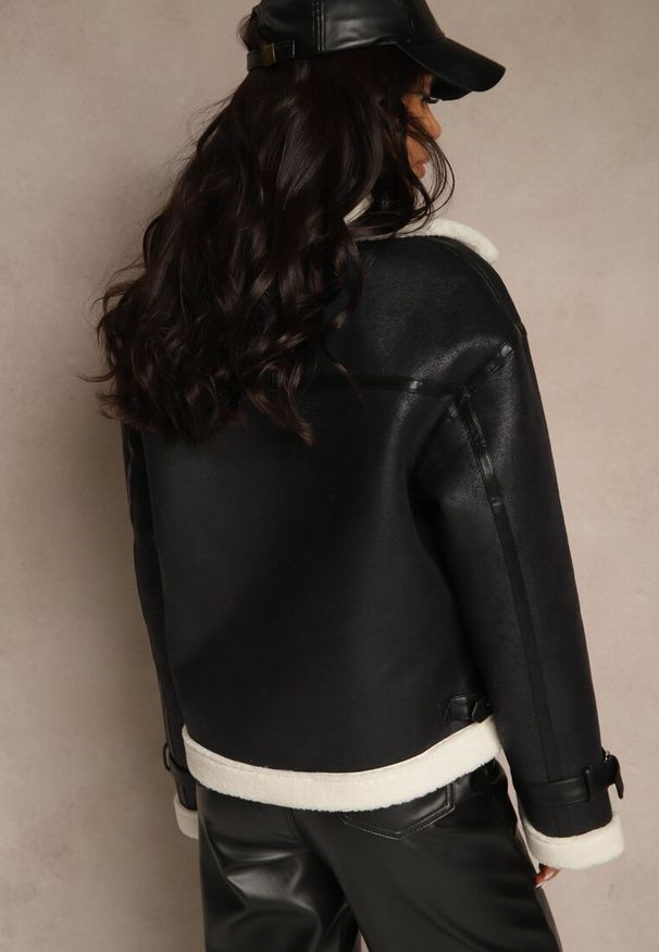 Renee - Czarna Kurtka Ramoneska w Stylu Biker z Kożuszkiem i Sprzączkami Mendrie. Okazja: na co dzień, na randkę. Typ kołnierza: golf. Kolor: czarny. Materiał: dzianina, jeans. Wzór: aplikacja. Styl: casual, elegancki