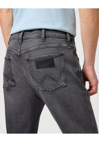 Wrangler - WRANGLER GREENSBORO MĘSKIE SPODNIE JEANSOWE JEANSY DŻINSY BLACKOUT W112353077