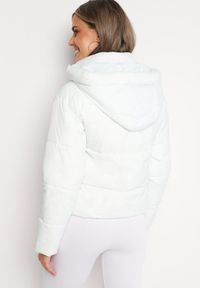 Born2be - Biała Pikowana Kurtka Puffer z Kapturem Miviera. Okazja: na spacer, na co dzień. Typ kołnierza: kaptur. Kolor: biały. Materiał: dzianina, jeans. Sezon: zima. Styl: casual #4