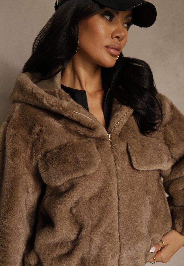 Renee - Jasnobrązowa Kurtka Futerko o Kroju Bomberki z Kapturem i Imitacją Kieszeni Awedana. Okazja: na co dzień. Typ kołnierza: kaptur. Kolor: brązowy. Materiał: futro. Wzór: gładki. Styl: elegancki, casual