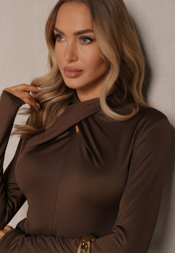 Renee - Brązowa Bluzka z Marszczeniem Przy Zabudowanym Dekolcie Nivana. Okazja: na co dzień. Kolor: brązowy. Materiał: jeans, wiskoza. Styl: klasyczny, elegancki, casual