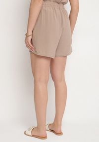 Born2be - Ciemnobeżowe Szorty z Wiskozą Wysokim Stanem i Wiązaniem Milionis. Okazja: na spacer. Stan: podwyższony. Kolor: beżowy. Materiał: wiskoza. Sezon: lato. Styl: klasyczny, elegancki #7