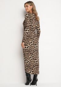 Born2be - Ciemnobeżowa Koktajlowa Kopertowa Sukienka w Panterkę o Dopasowanym Kroju z Gumką w Pasie Nikika. Okazja: na co dzień. Kolor: beżowy. Materiał: jeans. Wzór: motyw zwierzęcy. Typ sukienki: kopertowe. Styl: wizytowy #6