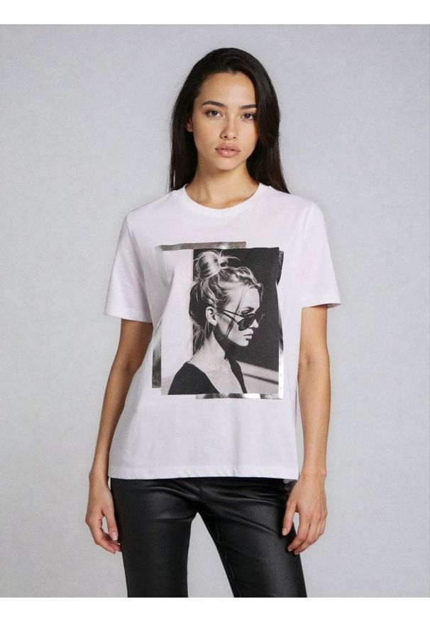 Sinsay - Bawełniana koszulka z nadrukiem - biały. Kolor: biały. Materiał: bawełna. Wzór: nadruk