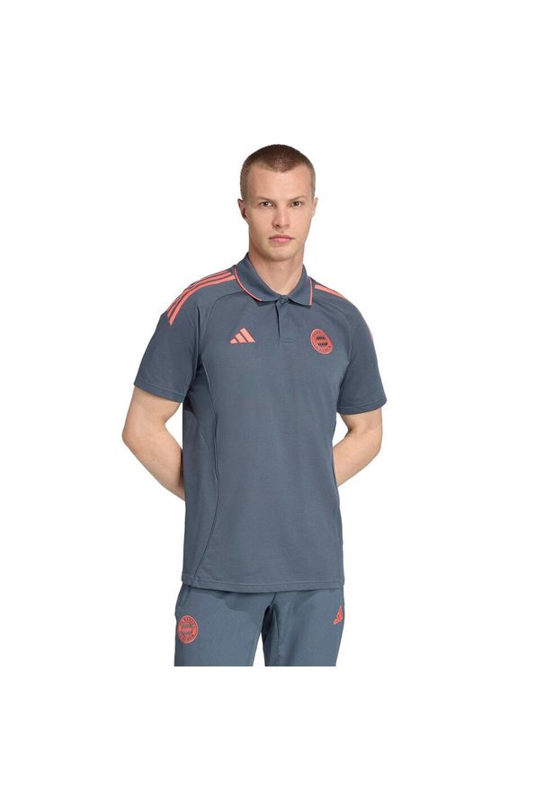 Adidas - Polo Bayernu Monachium 2025/26. Typ kołnierza: polo. Kolor: szary. Sport: piłka nożna