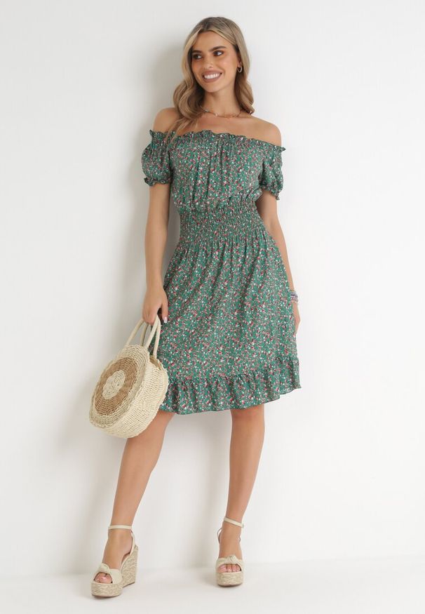 Born2be - Zielona Sukienka Hiszpanka z Bawełny z Gumką w Pasie Viliana. Okazja: na spacer, na co dzień. Typ kołnierza: dekolt hiszpanka. Kolor: zielony. Materiał: bawełna. Długość rękawa: krótki rękaw. Sezon: lato. Styl: casual, elegancki